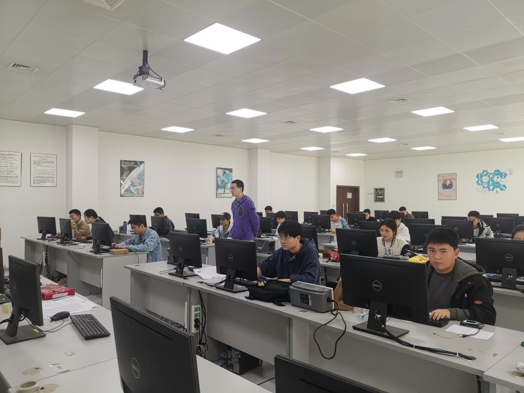 電子信息學院成功舉辦“第十四屆藍橋杯全國軟件和信息技術大賽”計算機信息技術開發賽